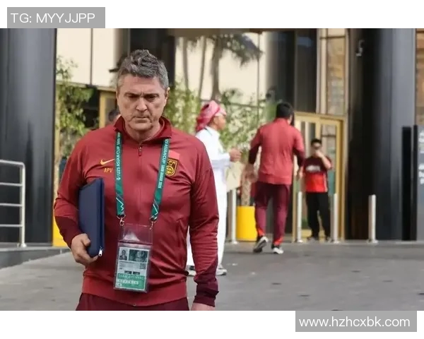 国足主帅亲赴基层选拔新人，现场引发围观